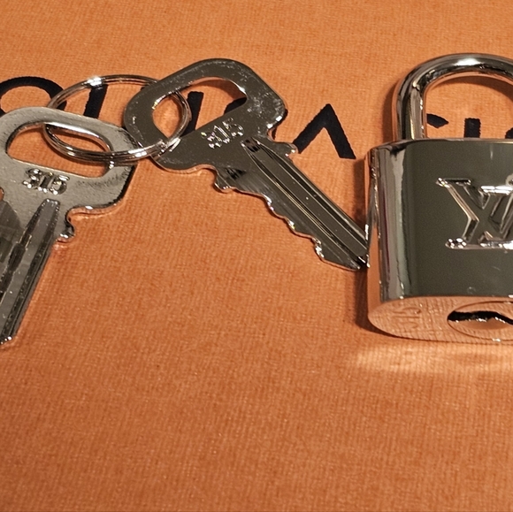 Louis Vuitton Rare Silver Lock & Keys & Box - Picture 6 of 8